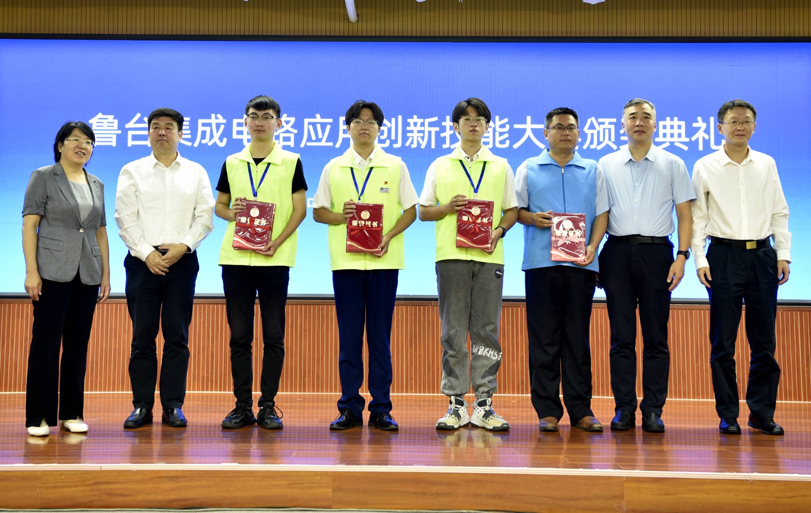 参加2022年鲁台集成电路应用创新技能比赛成绩优异
