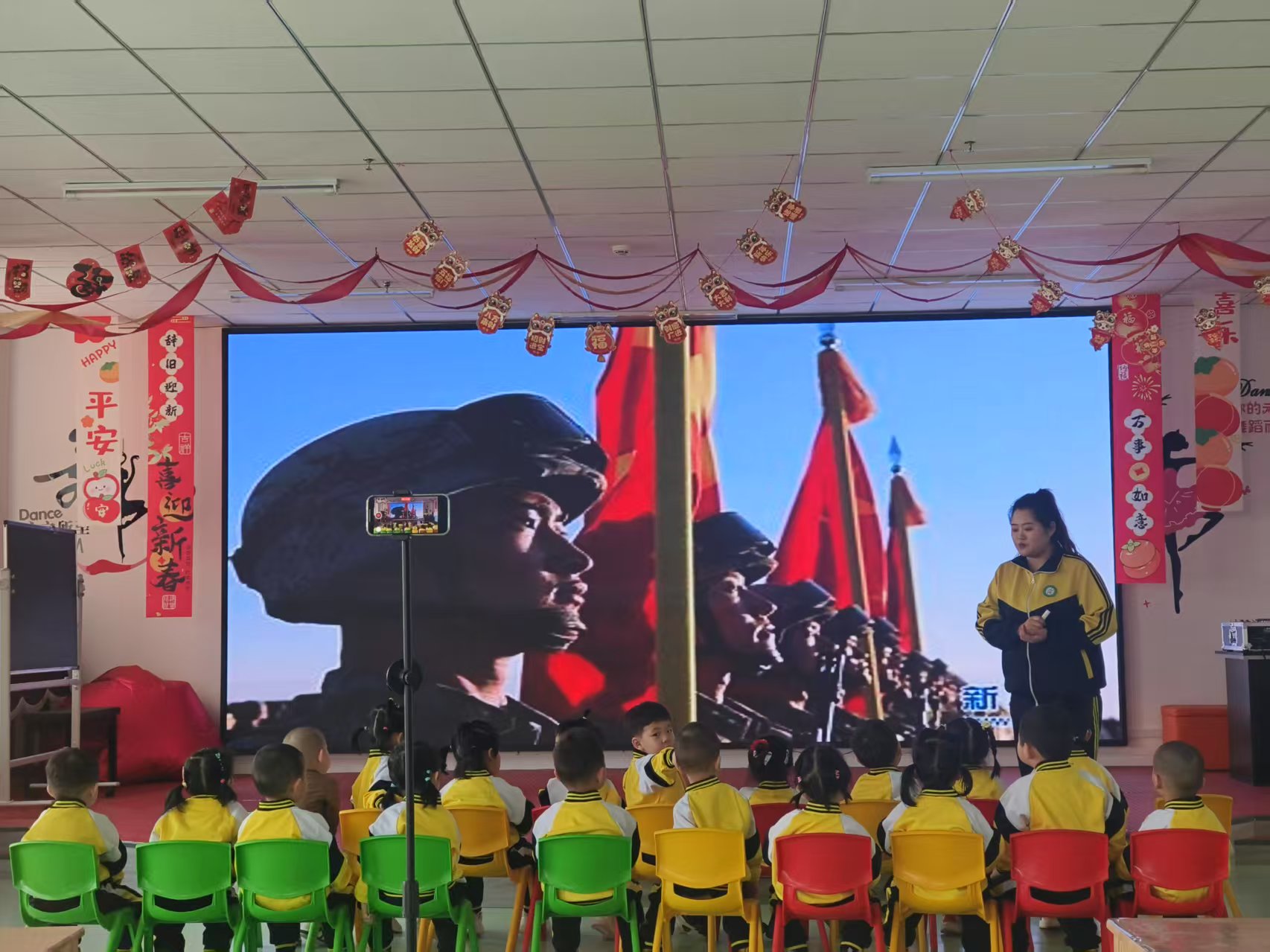 小一班红色思政课“社会活动”《我们生在红旗下》