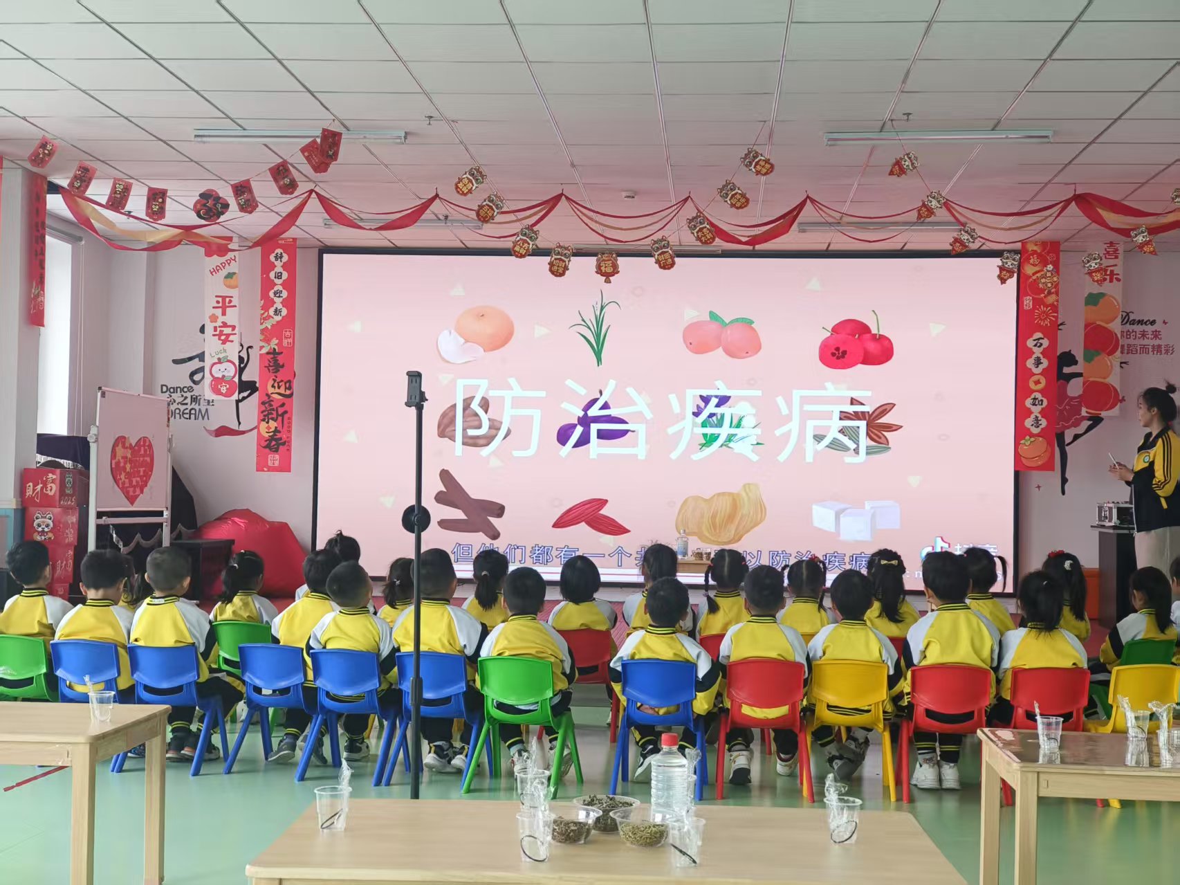非遗文化——社会领域《悠悠国粹药草香》