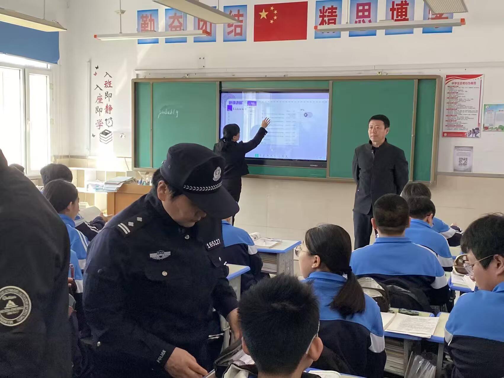 派出所进校园开展防欺凌、扫黄打非安全教育